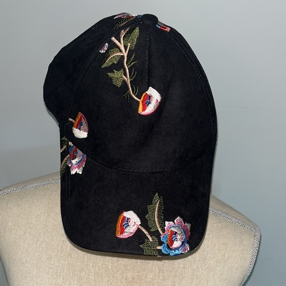 Bebe NWOT Floral Embroidered Black Cap - Picture 2 of 8
